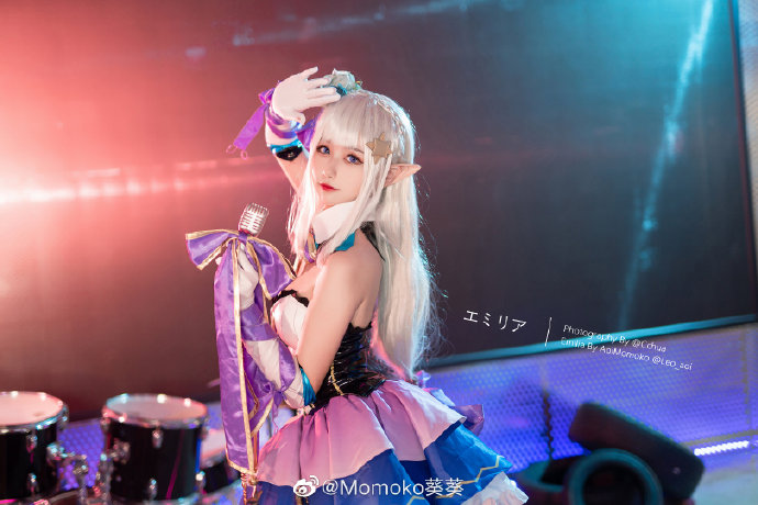 《Re:从零开始的异世界生活》艾米莉亚偶像歌手Cosplay【CN:Momoko葵葵】