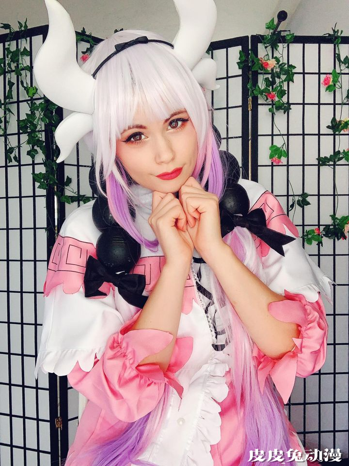 穿衣服秒变3D！身材销魂的美国Coser Blackberry